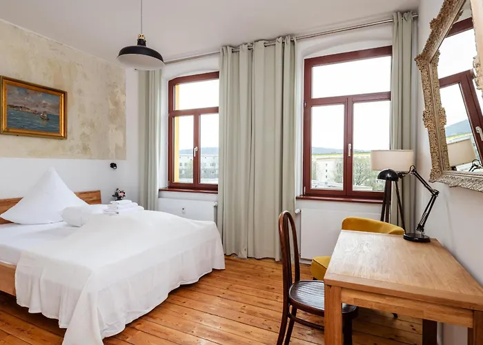 Homestay Kuenstlerzimmer In Der Haeselburg - Hanseatische *